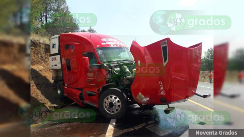 Un lesionado tras volcadura de trailer y camioneta en la Siglo XXI - Foto 0 