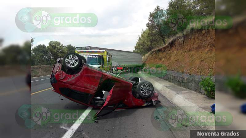 Un lesionado tras volcadura de trailer y camioneta en la Siglo XXI - Foto 1 