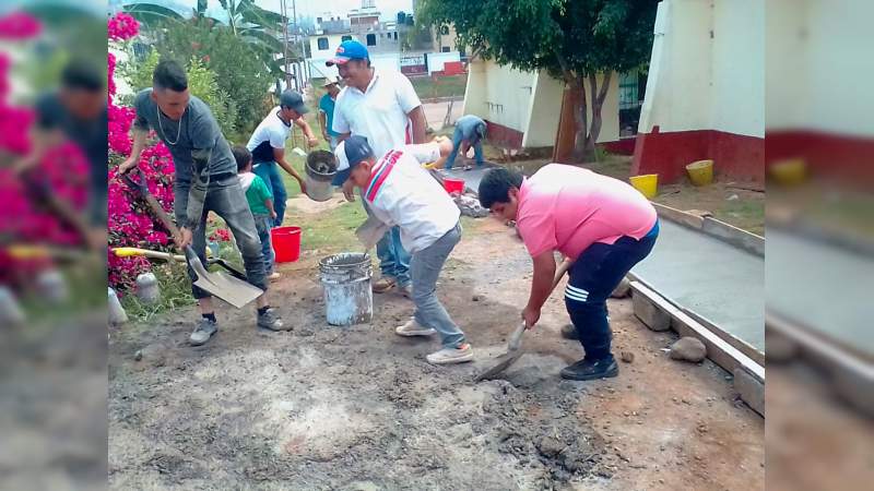 Maestros y padres de familia mejoran acceso a aulas de la primaria Rafel Ramírez 