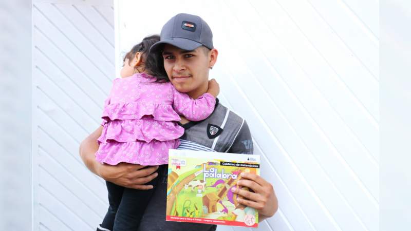 A sus 21 años papá aprendió a leer y a escribir en INEA, ahora cursa su primaria.  - Foto 0 