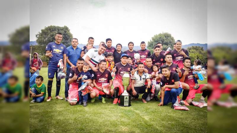 Premian a los ganadores de la liga municipal de fútbol varonil en Tingambato  - Foto 0 