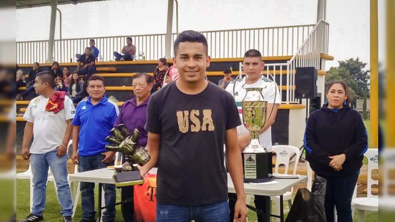 Premian a los ganadores de la liga municipal de fútbol varonil en Tingambato  - Foto 1 