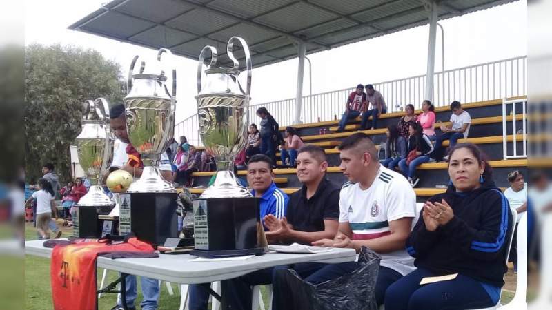 Premian a los ganadores de la liga municipal de fútbol varonil en Tingambato  - Foto 2 