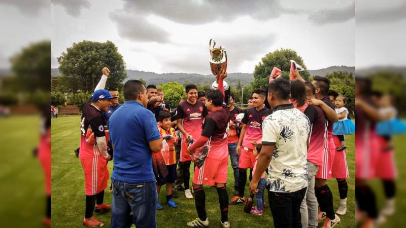 Premian a los ganadores de la liga municipal de fútbol varonil en Tingambato  - Foto 3 