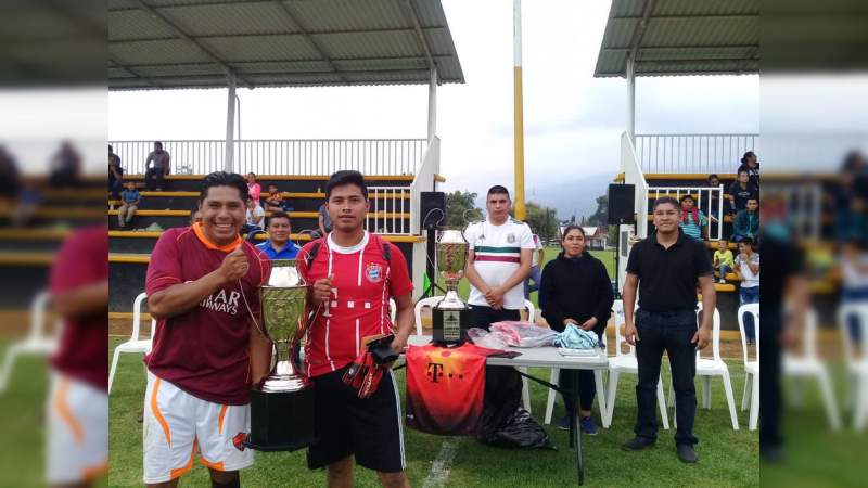 Premian a los ganadores de la liga municipal de fútbol varonil en Tingambato  - Foto 4 