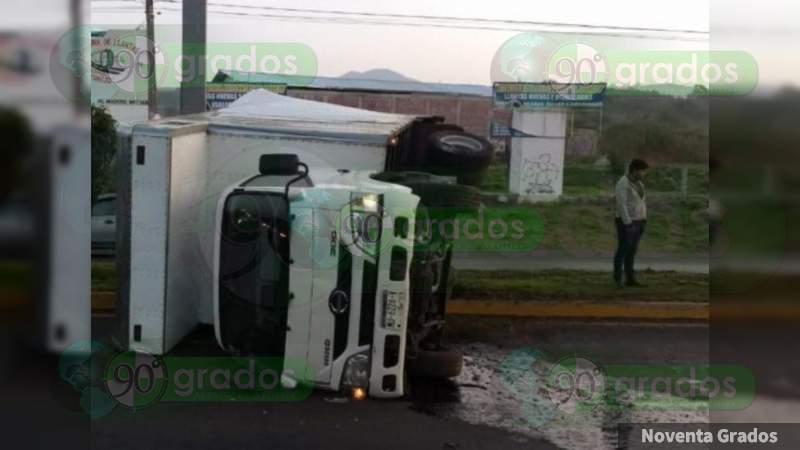Vuelca camión en la salida a Quiroga de Morelia, Michoacán - Foto 0 