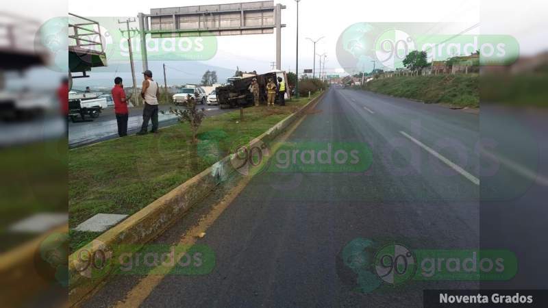 Vuelca camión en la salida a Quiroga de Morelia, Michoacán - Foto 1 