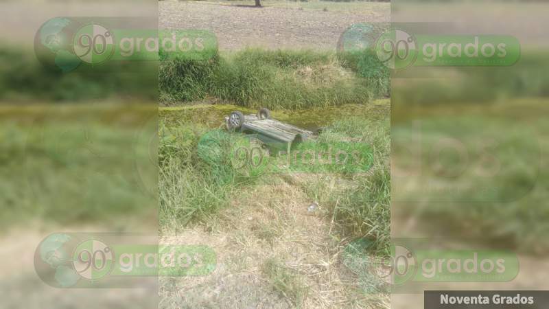 Mujer muere tras volcadura en Celaya - Foto 0 