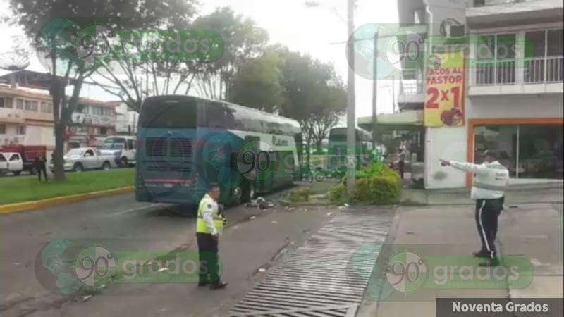 Detona presunto artefacto explosivo en un camión en Uruapan, Michoacán   - Foto 0 