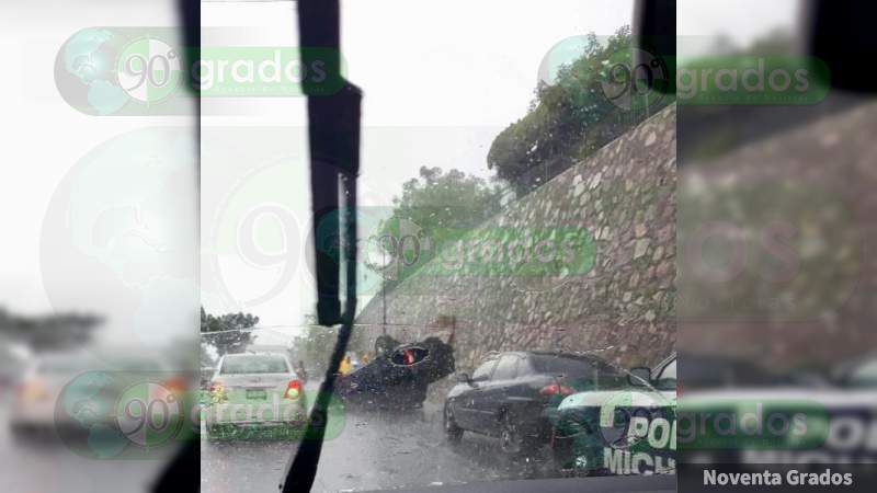 Imprudente conductor vuelca con su vehículo en Morelia, Michoacán - Foto 0 