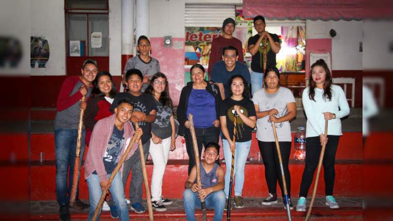 Jóvenes promueven el juego de pelota P'urepecha en la plaza de Tingambato - Foto 0 