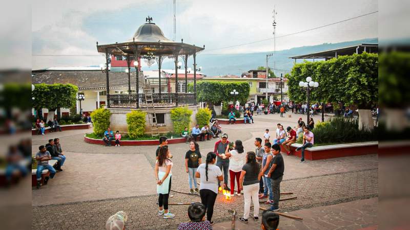 Jóvenes promueven el juego de pelota P'urepecha en la plaza de Tingambato - Foto 1 