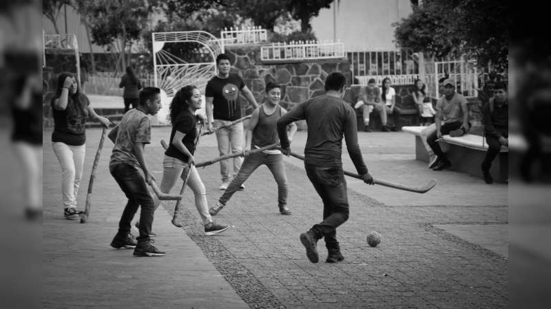 Jóvenes promueven el juego de pelota P'urepecha en la plaza de Tingambato - Foto 2 