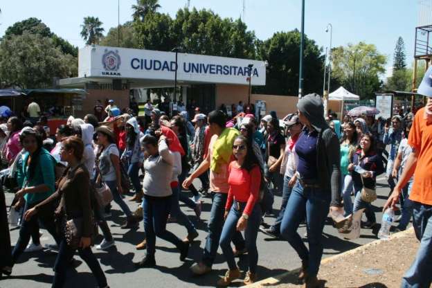 Arranca marcha de normalitas y universitarios en Morelia - Foto 0 