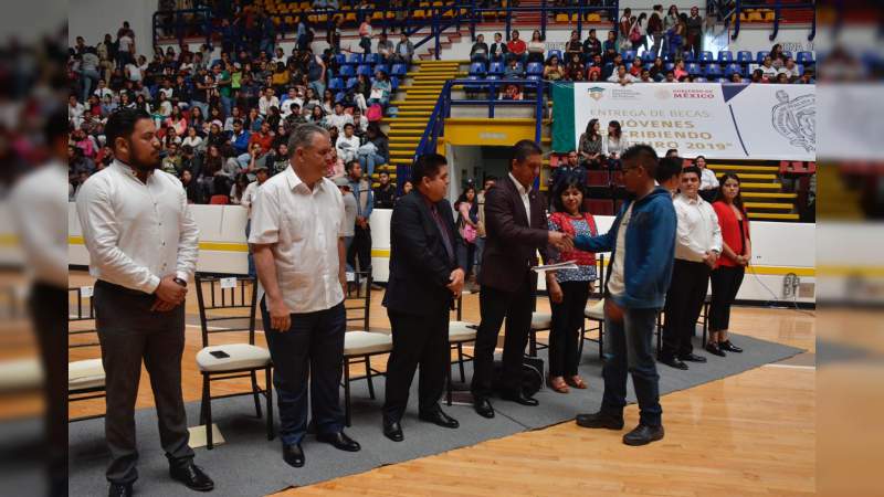 Las becas deben servir para abatir la deserción escolar y los índices de reprobación: Rector UMSNH - Foto 0 
