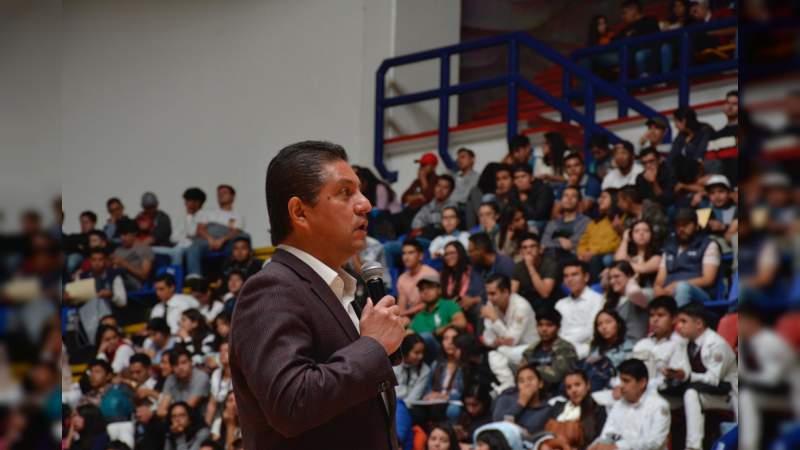Las becas deben servir para abatir la deserción escolar y los índices de reprobación: Rector UMSNH - Foto 1 