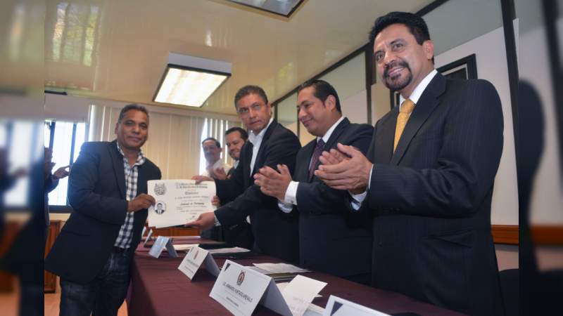 Entregan constancias a defensores públicos que estudiaron Purépecha - Foto 0 