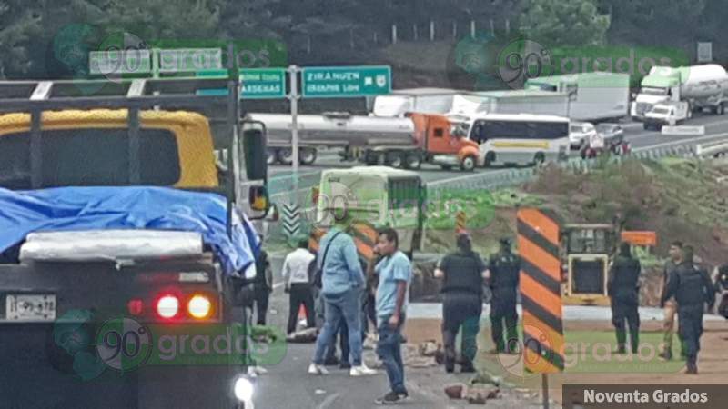 Normalistas toman carreteras y casetas de peaje en Michoacán 