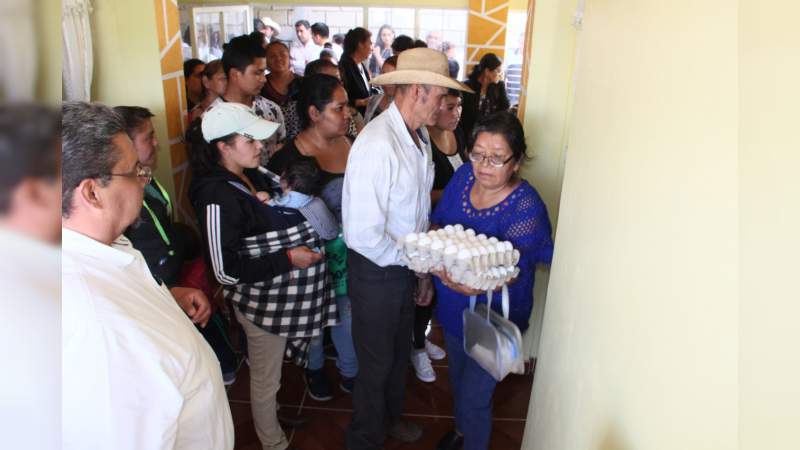 Tony Martínez lleva a Queréndaro programa “Un huevo por un peso” - Foto 2 
