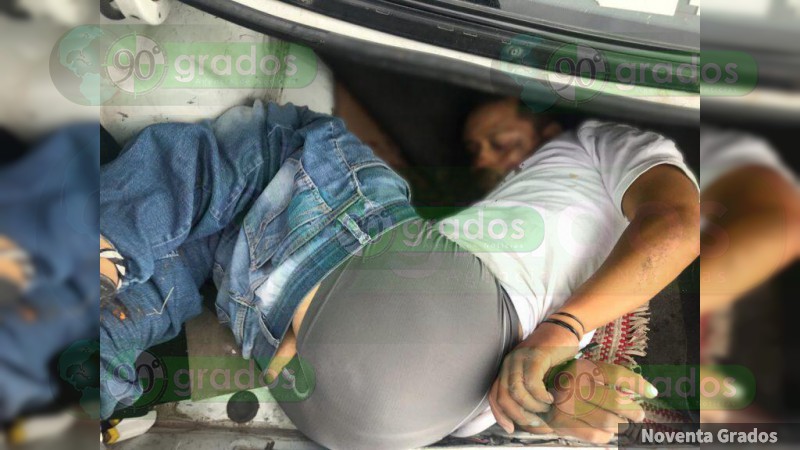 Localizan cuerpo encajuelado y maniatado en taxi en Lombardía, Michoacán - Foto 2 