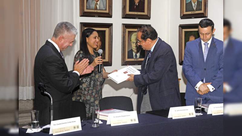 Presentan libro “Curso de derecho constitucional y administrativo 1888”. - Foto 2 