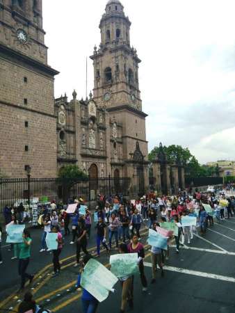 Se manifiestan universitarios y normalista en el Centro de Morelia - Foto 0 