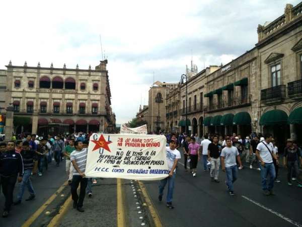 Se manifiestan universitarios y normalista en el Centro de Morelia - Foto 2 