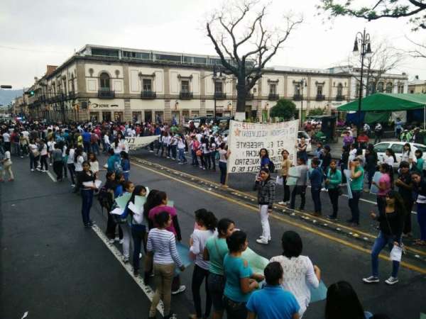 Se manifiestan universitarios y normalista en el Centro de Morelia - Foto 3 