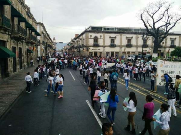 Se manifiestan universitarios y normalista en el Centro de Morelia - Foto 4 