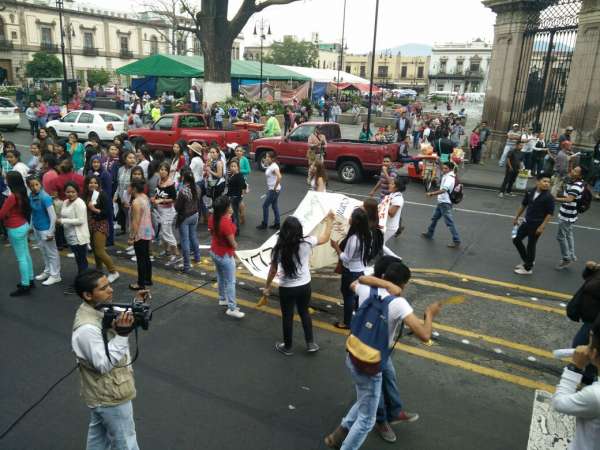 Se manifiestan universitarios y normalista en el Centro de Morelia - Foto 5 