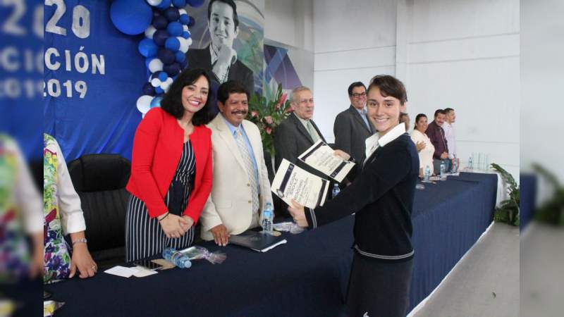 Llama Adriana Hernández a trabajar para mejorar la educación en Michoacán 