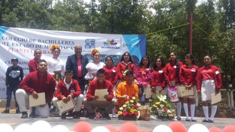 Celebran ceremonia de clausura en plantel de Carapan, Michoacán  