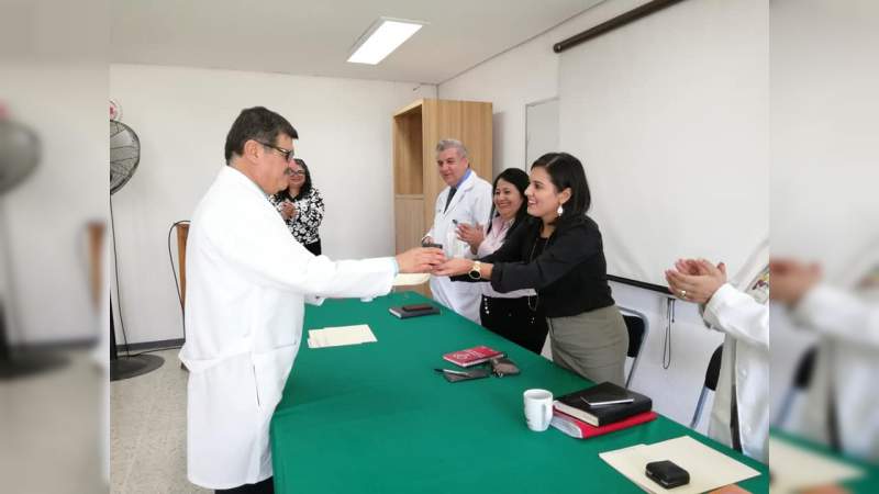 Reconocen a 7 médicos por 20 años de servicio en el Hospital General de Uruapan “Dr. Pedro Daniel Martínez”. - Foto 0 