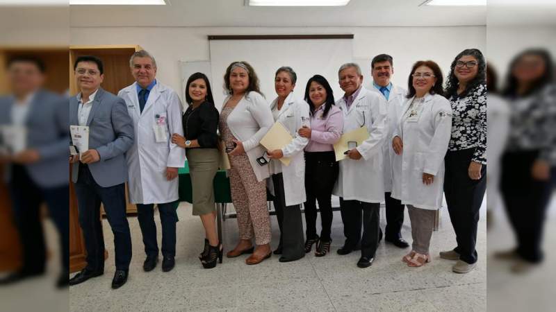 Reconocen a 7 médicos por 20 años de servicio en el Hospital General de Uruapan “Dr. Pedro Daniel Martínez”. - Foto 1 