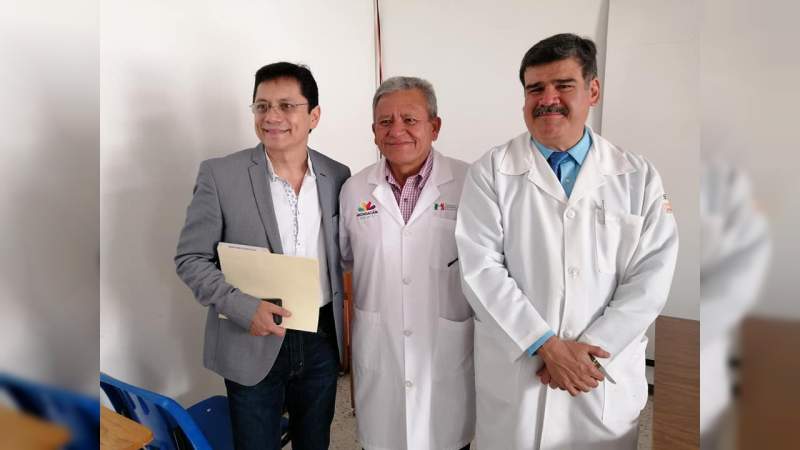 Reconocen a 7 médicos por 20 años de servicio en el Hospital General de Uruapan “Dr. Pedro Daniel Martínez”. - Foto 2 