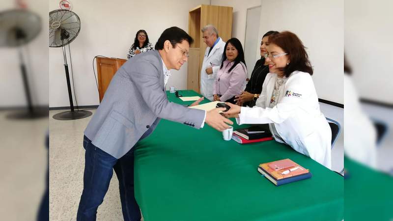 Reconocen a 7 médicos por 20 años de servicio en el Hospital General de Uruapan “Dr. Pedro Daniel Martínez”. - Foto 3 
