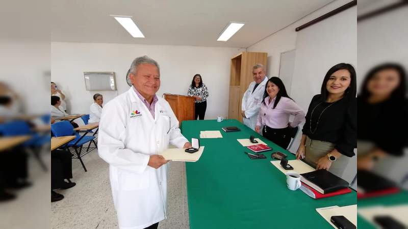 Reconocen a 7 médicos por 20 años de servicio en el Hospital General de Uruapan “Dr. Pedro Daniel Martínez”. - Foto 4 