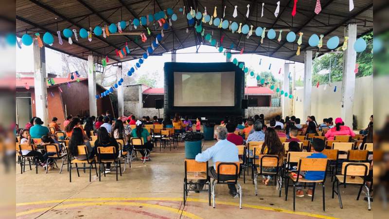 Palomitas en mano, mil 700 michoacanos disfrutaron del cine al aire libre - Foto 0 
