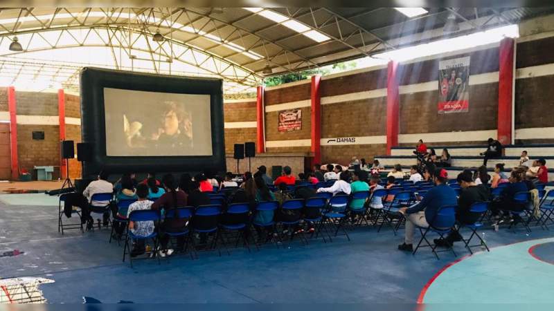 Palomitas en mano, mil 700 michoacanos disfrutaron del cine al aire libre - Foto 1 