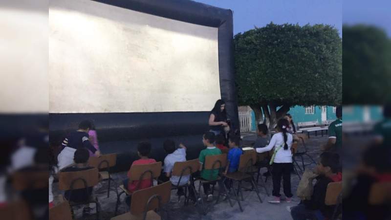 Palomitas en mano, mil 700 michoacanos disfrutaron del cine al aire libre - Foto 2 