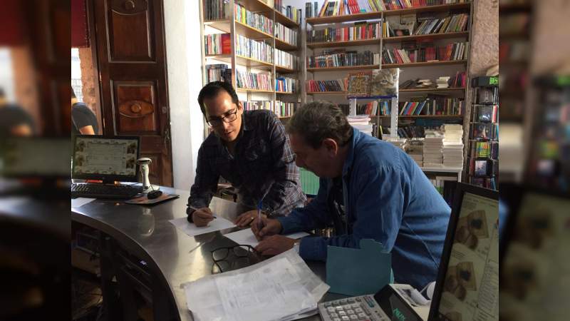 Acuerdan UMSNH y FCE apoyo editorial. 