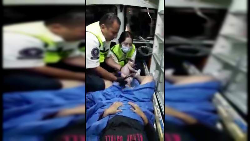 Nace bebé a bordo de una ambulancia de Rescate; paramédicos atienden el parto - Foto 0 