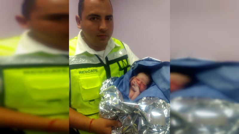 Nace bebé a bordo de una ambulancia de Rescate; paramédicos atienden el parto - Foto 1 
