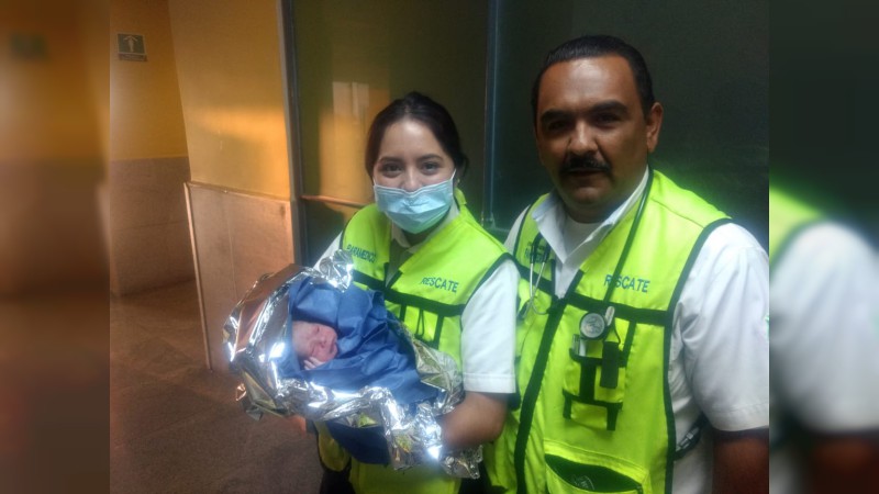 Nace bebé a bordo de una ambulancia de Rescate; paramédicos atienden el parto - Foto 2 