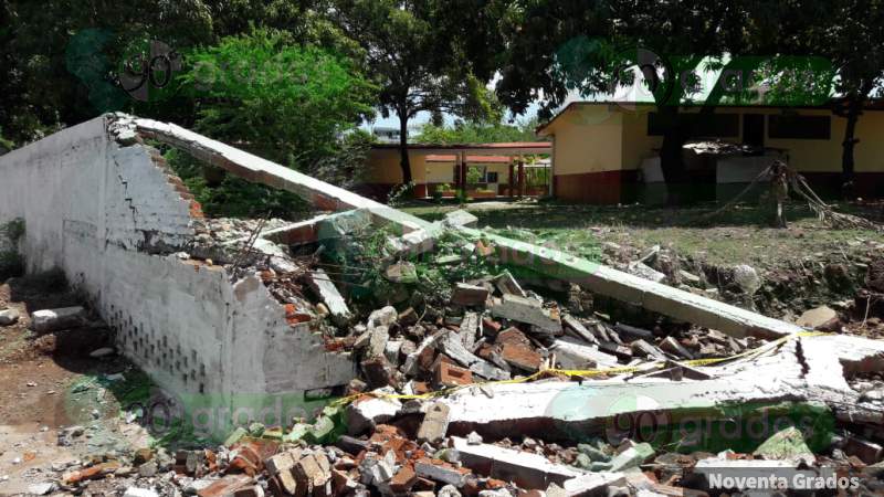 Fuerte lluvia deja severos daños materiales en escuela primaria de Lázaro Cárdenas, Michoacán  - Foto 0 