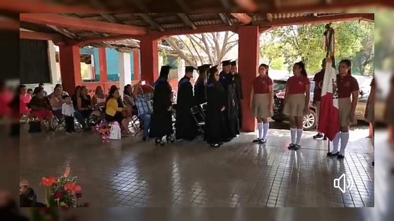 Alumnos que egresan de 42 planteles de Tele Bachillerato de Apatzingán reciben por primera vez certificación digital - Foto 0 