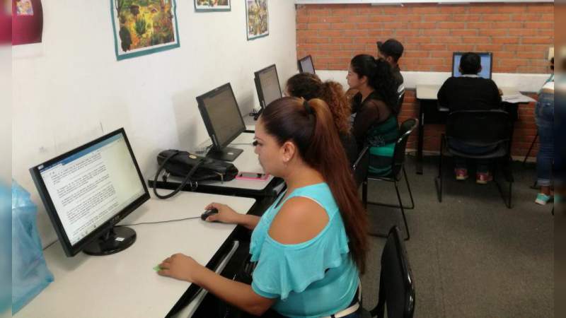 Más de 48 mil jóvenes y adultos estudian su educación básica - Foto 0 