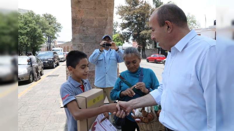 Menor en condición vulnerable recibe beca de aprovechamiento  