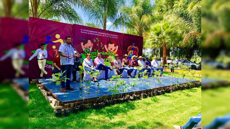 Erik Juárez arranca campaña de reforestación “Sembrando el Futuro” en Angamacutiro, Michoacán - Foto 1 