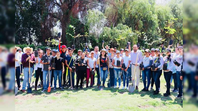 Erik Juárez arranca campaña de reforestación “Sembrando el Futuro” en Angamacutiro, Michoacán - Foto 2 